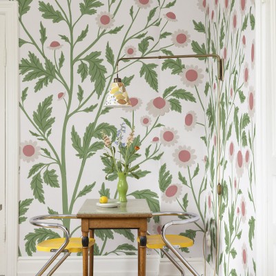 Tapet floral cu flori de mușețel delicate, perfect pentru a crea o atmosferă relaxantă și primitoare.