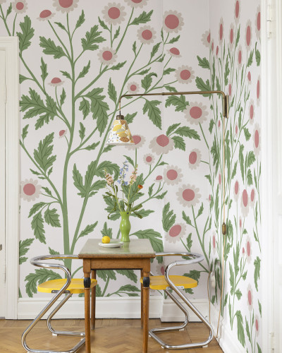 Tapet floral cu flori de mușețel delicate, perfect pentru a crea o atmosferă relaxantă și primitoare.