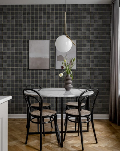 Tapet cu aspect de plăci ceramice negre cu detalii aurii, cu o masă și scaune negre în prim plan.