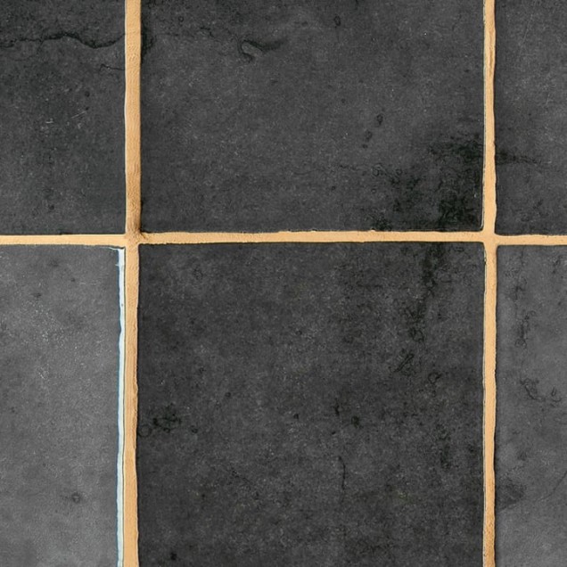 Tapet cu aspect de plăci ceramice negre cu detalii aurii, cu o masă și scaune negre în prim plan.
