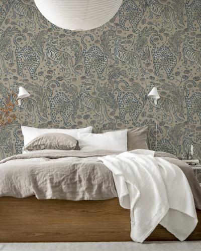Tapet cu design modern, Bold Tigers, Sand, cu tigri și flori pe un fundal neutru.