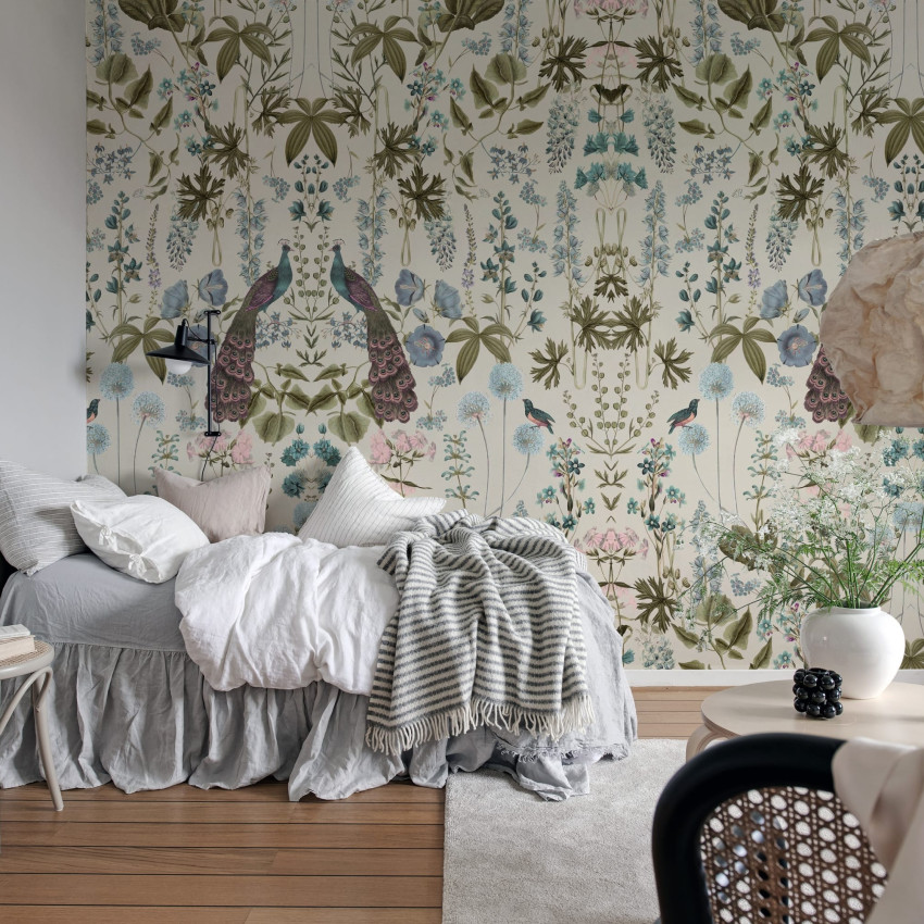 Tapet cu design floral, cu păuni pe fundal verde.