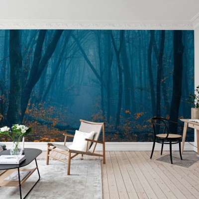 Tapet Hazy Forest, cu un design modern ce prezintă o pădure învăluită în ceață, cu accente de portocaliu ale frunzelor căzute.