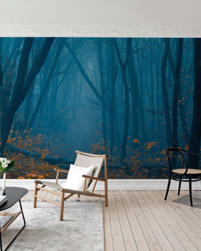 Tapet Hazy Forest, cu un design modern ce prezintă o pădure învăluită în ceață, cu accente de portocaliu ale frunzelor căzute.
