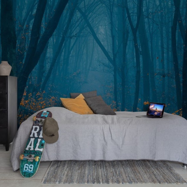 Tapet Hazy Forest, cu un design modern ce prezintă o pădure învăluită în ceață, cu accente de portocaliu ale frunzelor căzute.