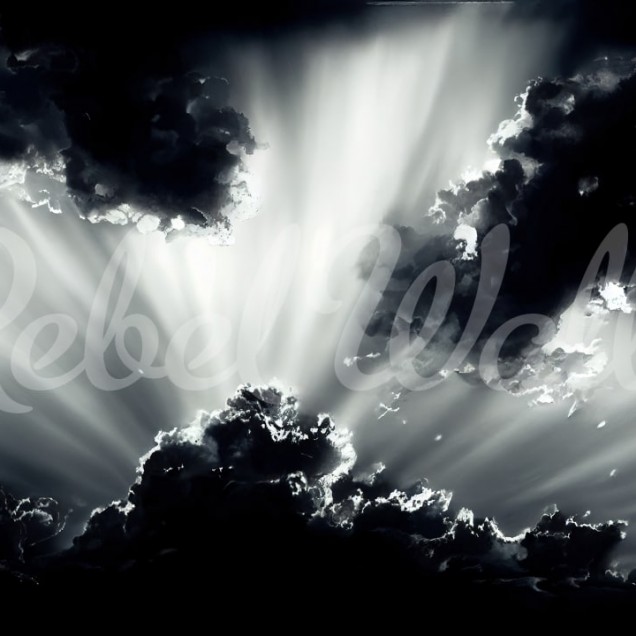 Tapet Dramatic Clouds cu un cer întunecat cu nori negri amenințători și raze strălucitoare de lumină