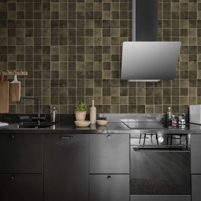 Tapet cu aspect de dale ceramice, Bronzite,  cu o bucatarie moderna cu blat negru