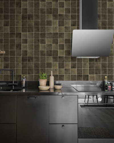 Tapet cu aspect de dale ceramice, Bronzite,  cu o bucatarie moderna cu blat negru