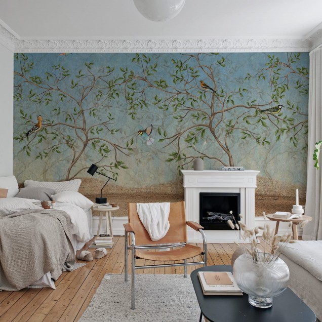 Tapet Wonder Trees cu design unic de copaci și păsări, perfect pentru a crea o atmosferă relaxantă și primitoare.