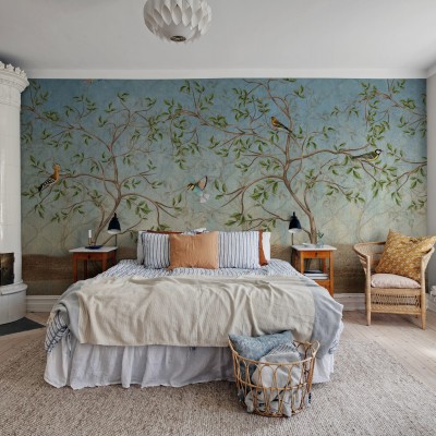 Tapet Wonder Trees cu design unic de copaci și păsări, perfect pentru a crea o atmosferă relaxantă și primitoare.