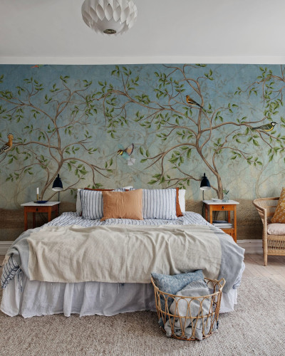 Tapet Wonder Trees cu design unic de copaci și păsări, perfect pentru a crea o atmosferă relaxantă și primitoare.