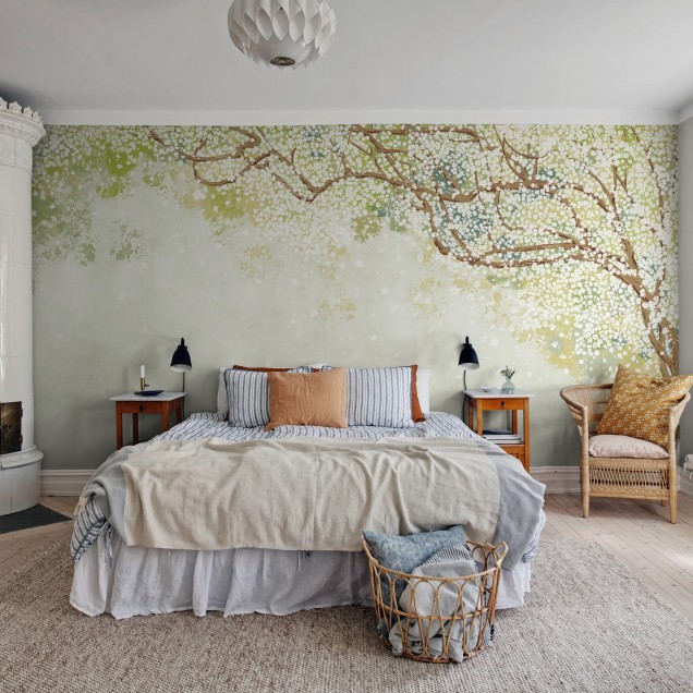 Tapet Spring Tree Tapet cu arbore înflorit, Spring Tree, pe un perete din living.