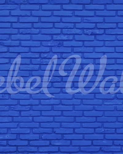 Wallpaper cu aspect de cărămidă, în nuanța cobalt, în decorul unei camere cu canapea albă și o masă de cafea din marmură.