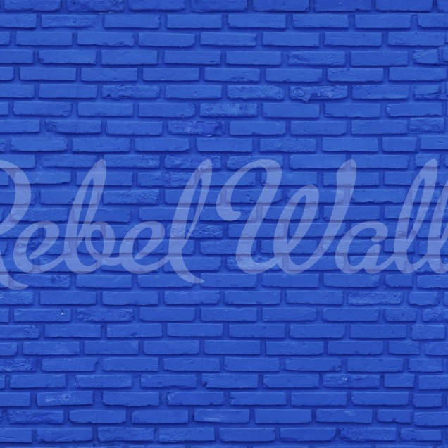 Wallpaper cu aspect de cărămidă, în nuanța cobalt, în decorul unei camere cu canapea albă și o masă de cafea din marmură.