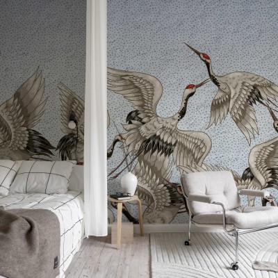Tapet cu design minimalist, ilustrând macarale elegante în zbor pe un fundal albastru deschis.