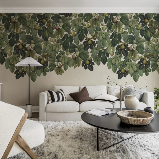Tapet cu smochine Dangling Figs, Green, care infățișează un design delicat cu frunze verzi și fructe neutre. Tapetul este perfect pentru a decora dormitorul, livingul sau chiar bucătăria, adăugând un plus de rafinament și stil spațiului.