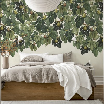 Tapet cu smochine Dangling Figs, Green, care infățișează un design delicat cu frunze verzi și fructe neutre. Tapetul este perfect pentru a decora dormitorul, livingul sau chiar bucătăria, adăugând un plus de rafinament și stil spațiului.