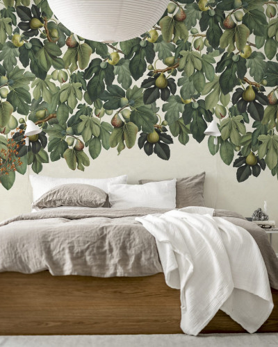 Tapet cu smochine Dangling Figs, Green, care infățișează un design delicat cu frunze verzi și fructe neutre. Tapetul este perfect pentru a decora dormitorul, livingul sau chiar bucătăria, adăugând un plus de rafinament și stil spațiului.
