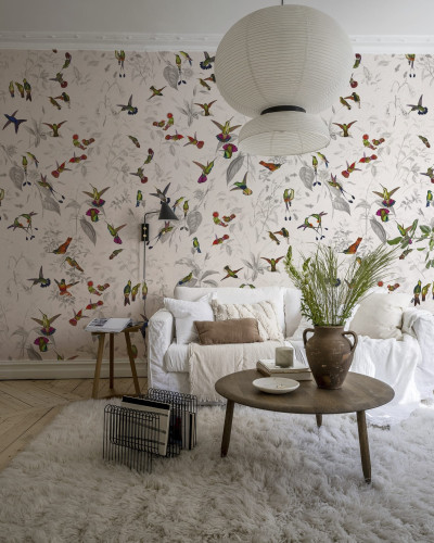 Tapet cu colibri multicolori pe un fundal crem
