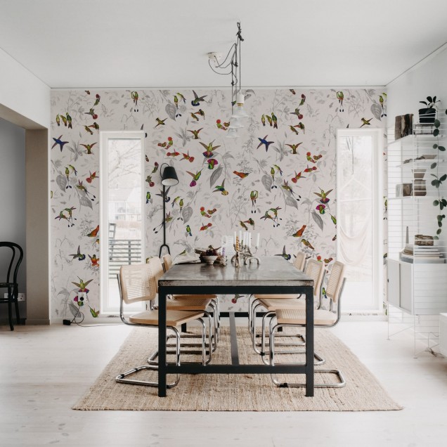 Tapet cu colibri multicolori pe un fundal crem