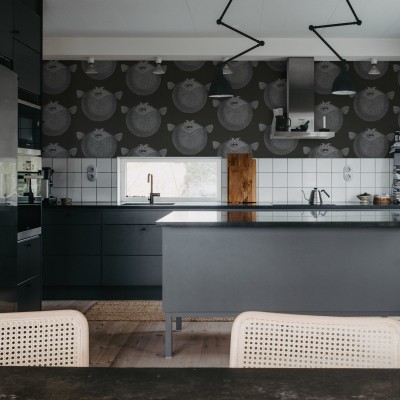Tapet Puffer Fish cu un design modern cu pești balon gri pe fond negru, decorat în bucătărie.