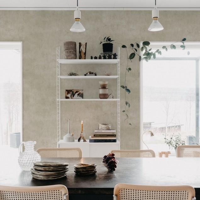 Tapet Solid Sand, cu o textură subtilă, de tip beton, într-o cameră de zi cu mobilier modern