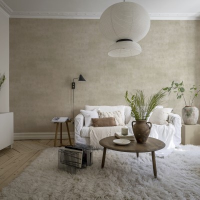 Tapet Solid Sand, cu o textură subtilă, de tip beton, într-o cameră de zi cu mobilier modern