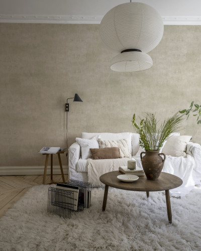 Tapet Solid Sand, cu o textură subtilă, de tip beton, într-o cameră de zi cu mobilier modern