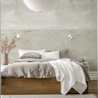 Tapet Urban Horizon Sand, cu aspect de beton texturat, aplicat pe un perete din dormitor