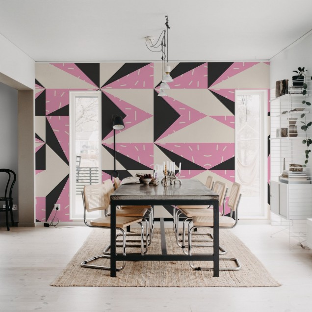 Tapet geometric modern cu un design in culori vibrante roz, negru și crem. Perfect pentru living, dormitor, hol sau birou.