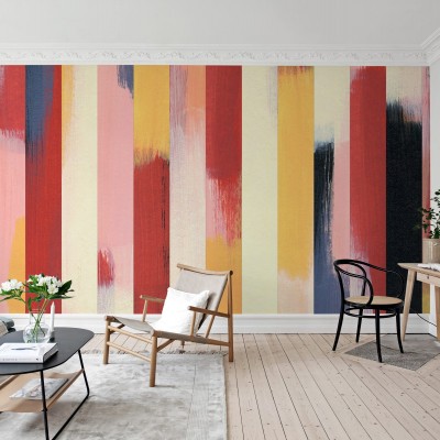 Imagine cu tapet Paint Stripes Multi, cu dungi pictate în culori vibrante, aplicat pe un perete al unei camere.