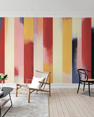 Imagine cu tapet Paint Stripes Multi, cu dungi pictate în culori vibrante, aplicat pe un perete al unei camere.