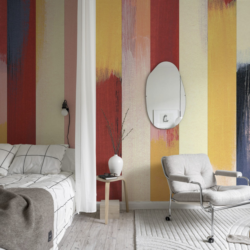 Tapet Paint Stripes, Soft, cu un design abstract in nuante calde de galben si gri, intr-un interior modern.