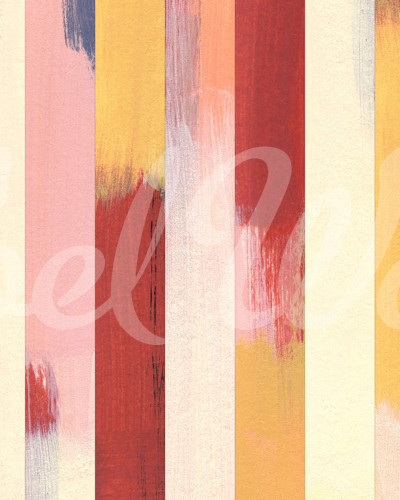 Imagine cu tapet Paint Stripes Multi, cu dungi pictate în culori vibrante, aplicat pe un perete al unei camere.