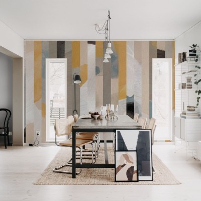 Tapet Paint Stripes, Soft, cu un design abstract in nuante calde de galben si gri, intr-un interior modern.