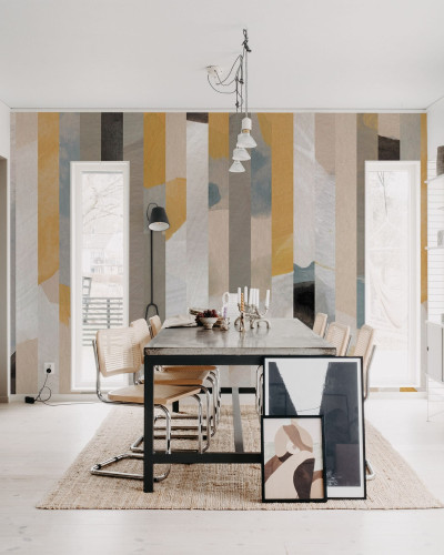 Tapet Paint Stripes, Soft, cu un design abstract in nuante calde de galben si gri, intr-un interior modern.