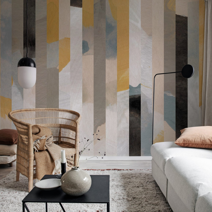 Imagine cu tapet Paint Stripes Multi, cu dungi pictate în culori vibrante, aplicat pe un perete al unei camere.