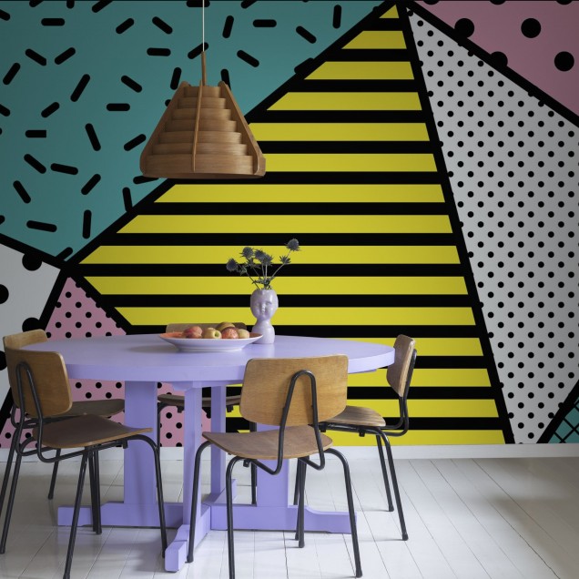 Tapet geometric retro cu dungi galbene, puncte negre și accente de verde