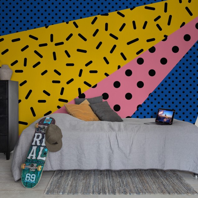 Tapet geometric cu model din anii '90, cu forme geometrice și culori vibrante.