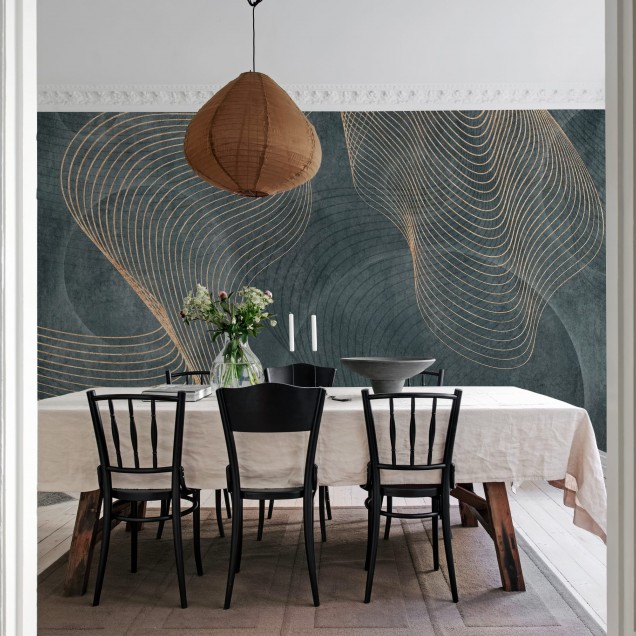 Tapet Affluence, Sapphire cu un design abstract modern, combinând linii aurii pe un fundal bleumarin, instalat într-un dormitor modern.