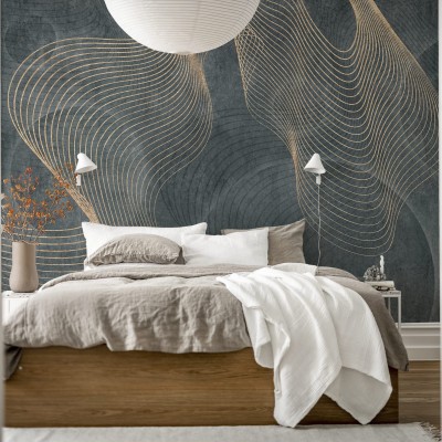 Tapet Affluence, Sapphire cu un design abstract modern, combinând linii aurii pe un fundal bleumarin, instalat într-un dormitor modern.