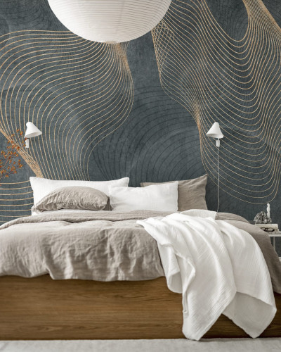 Tapet Affluence, Sapphire cu un design abstract modern, combinând linii aurii pe un fundal bleumarin, instalat într-un dormitor modern.