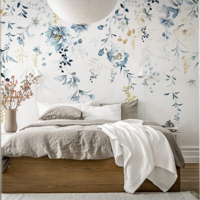 Tapet floral cu design delicat, culori pastelate si detalii aurii.