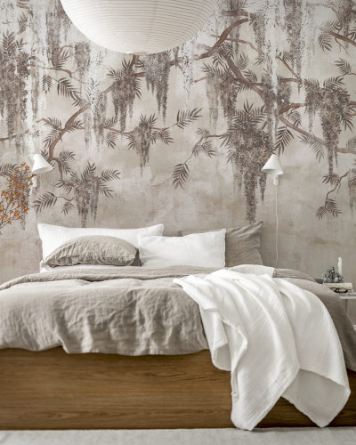 Tapet floral cu wisteria în dormitor, design interior elegant.