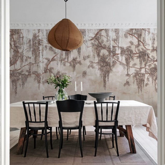 Tapet floral cu wisteria în dormitor, design interior elegant.