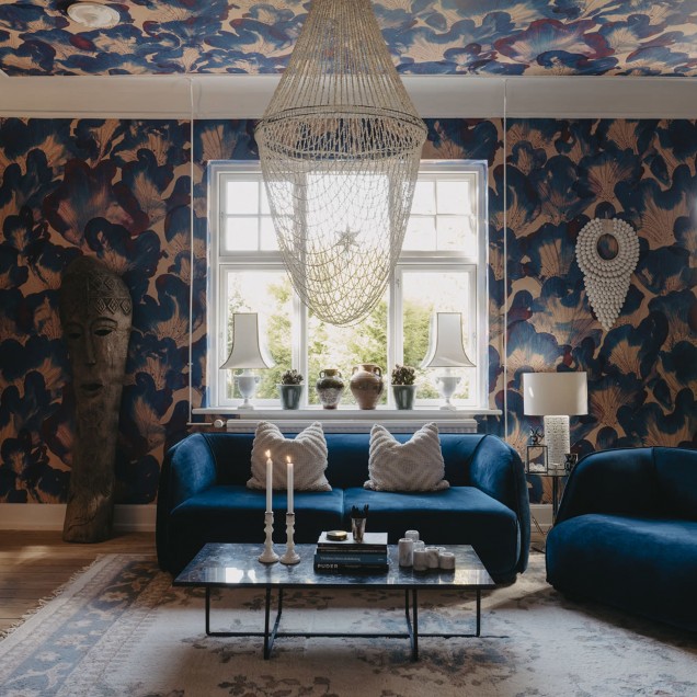 Tapet floral albastru Corals, Blue de la Rebel Walls