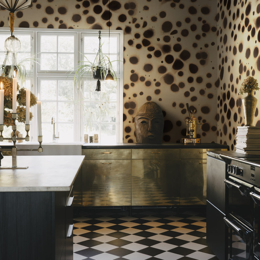 Tapet Spotted Puffer, Brown, cu puncte mari pe un fundal maro inchis, aplicat intr-un interior modern.