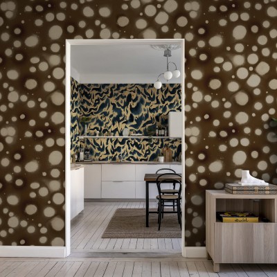 Tapet Spotted Puffer, Brown, cu puncte mari pe un fundal maro inchis, aplicat intr-un interior modern.