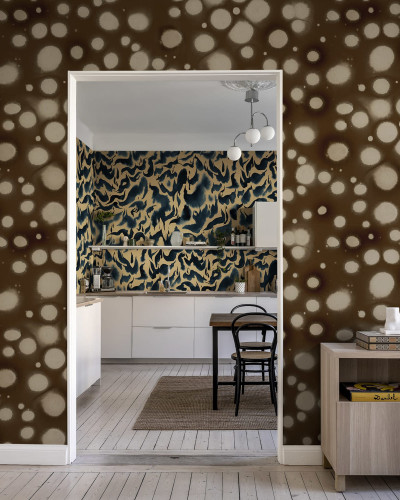 Tapet Spotted Puffer, Brown, cu puncte mari pe un fundal maro inchis, aplicat intr-un interior modern.
