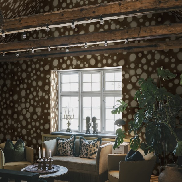 Tapet Spotted Puffer, Brown, cu puncte mari pe un fundal maro inchis, aplicat intr-un interior modern.